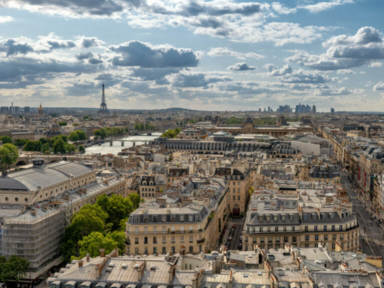 Panorama de Paris sur les fenetres lumineuses